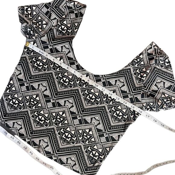 Pink Victoria’s Secret Geometric scoop neck crop top size medium
Black White - Picture 7 of 8